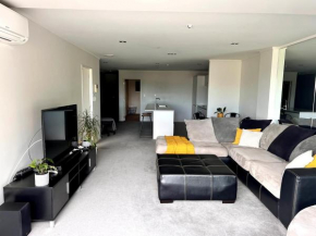 Central Apartment with Pool, Sauna & Small Gym